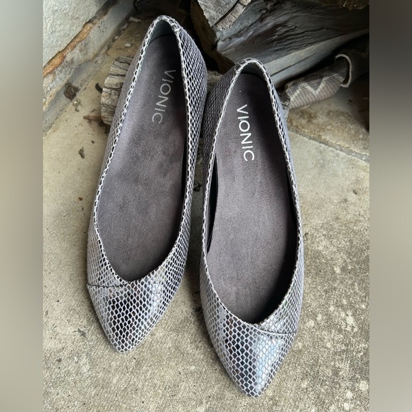 Vionic Silver Flats with Snakeskin Texture Sz-6. F - Picture 2 of 11